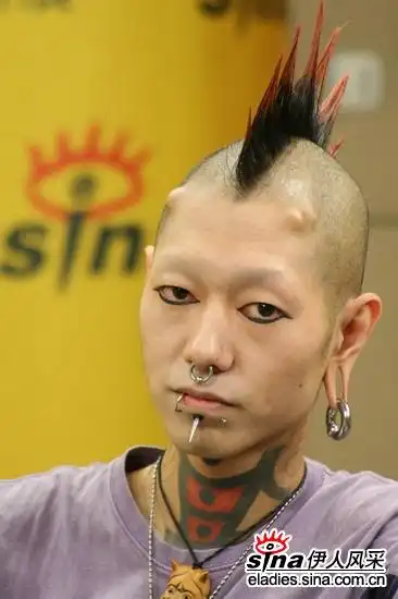 组图:人体悬挂是艺术还是变态(13)