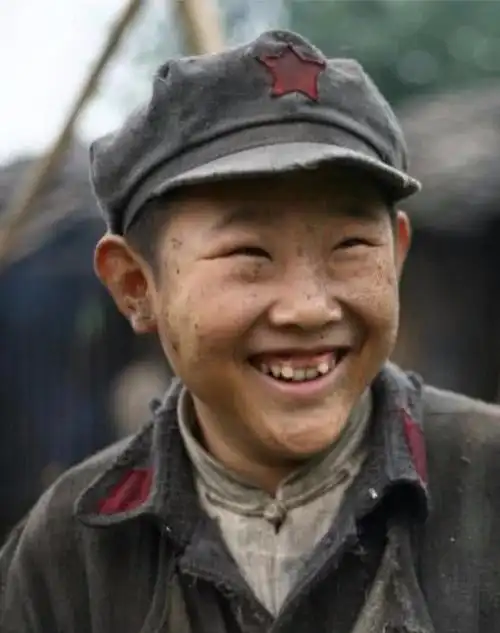 不老童星侯祥,9岁停止发育,演了十几年儿子,与妻子同框似母子