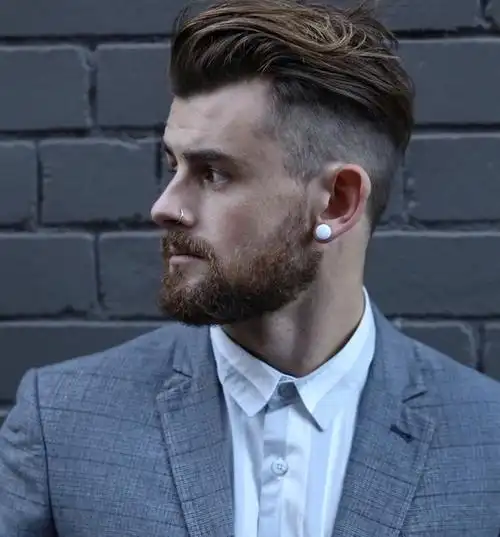 背头的打理方法小技巧,用发蜡加发胶来塑型,这样可以让发型维持得更久