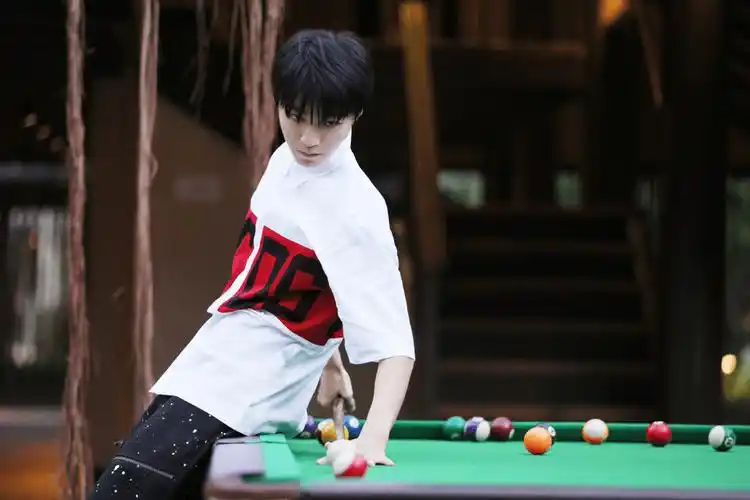 王俊凯拍毕业照,全班颜值都达到出道水平,最左边女生撞脸赵丽颖