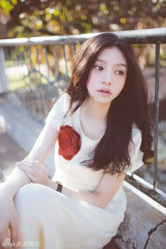 新浪娱乐讯 近日,演员春夏曝光一组清新范儿十足的夏日写真,清澈明眸