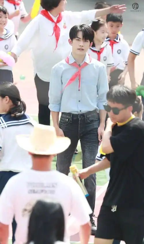 易烊千玺心连心公益活动路透饭拍