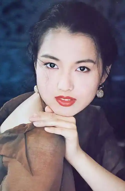 因抑郁症跌落神坛,她是香港最后的天后,如今50岁活成终身美丽_郑秀文