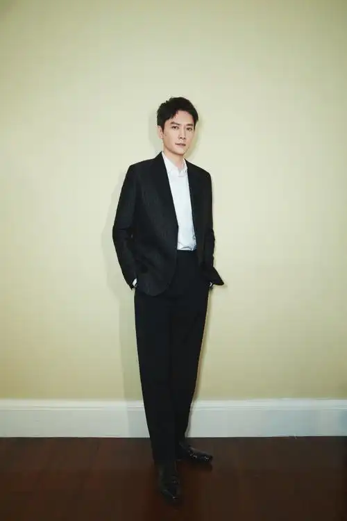 128冯绍峰灯光之下温暖相见今晚感受一场时尚和艺术的融合