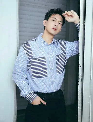 李现化身接梗小天才淡蓝衬衫亮相少年感爆棚