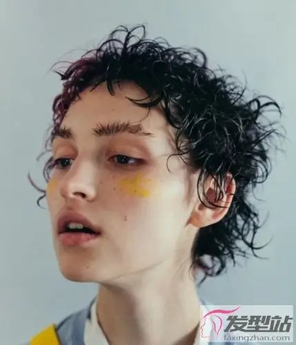 女生短发适合烫什么卷 爆炸小卷时髦洋气潮女必备_发型站_最新流行