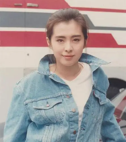 今年已经52岁的王祖贤确实是不年轻了,说实话,从颜值来讲,无法和年轻