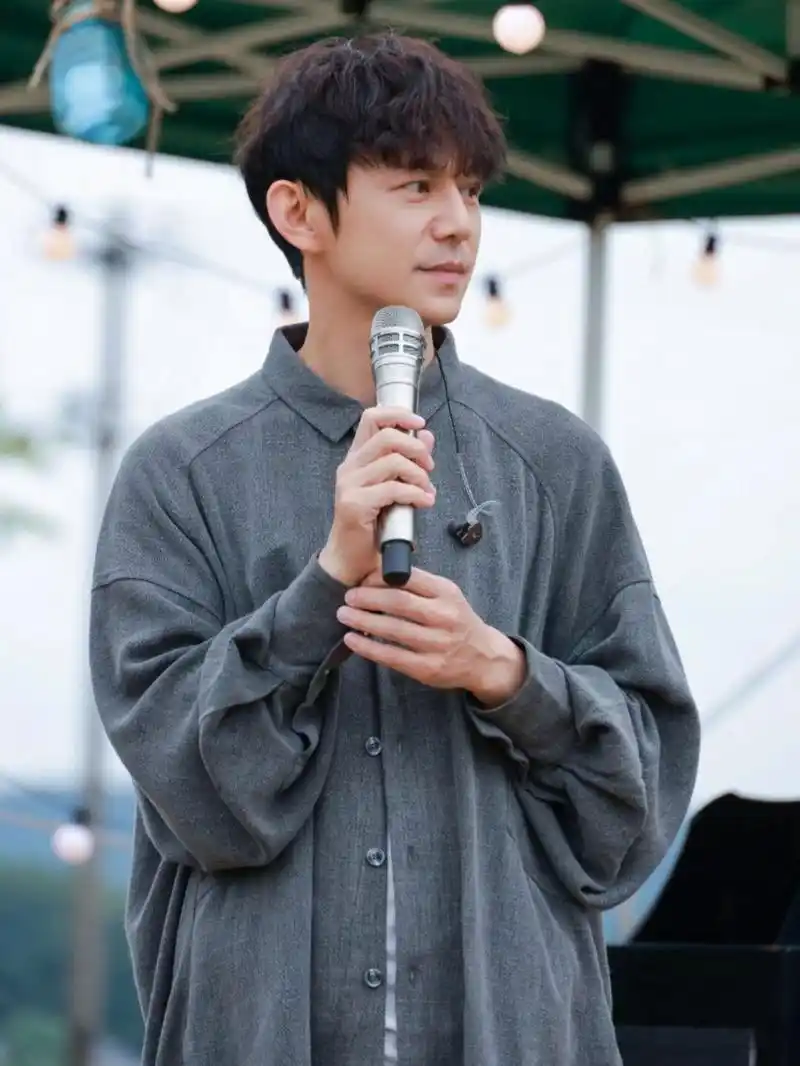 之前发张子枫和张艺兴穿搭同款时,很多人想要何老师的穿搭,这不就来了