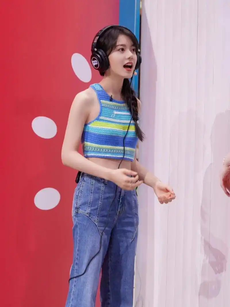 赵今麦最新一期穿搭 拼色条纹背心搭配喇叭牛仔裤, 甜美又俏皮 瘦了