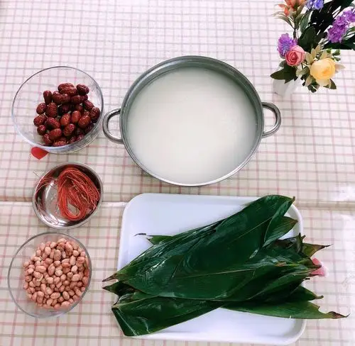 今天大朋友就准备了做粽子的配料,大家一起来包粽子喽!