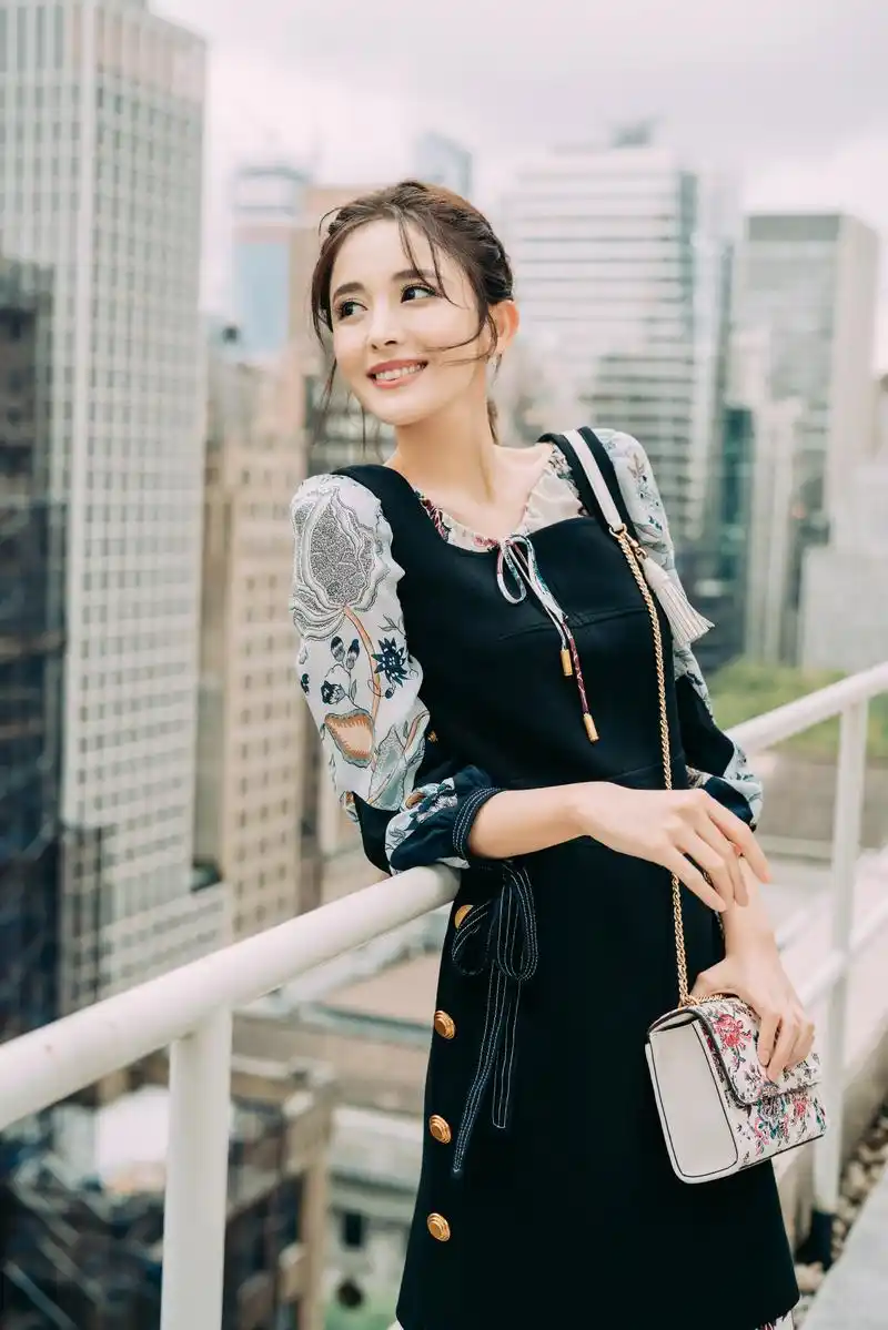 古力娜扎即将亮相纽约时装周toryburch官方微博2019春夏大秀,一袭黑色