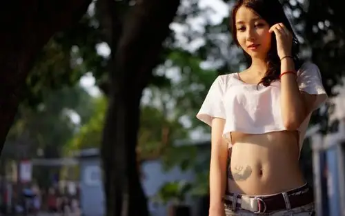 可爱牛仔短裤美女高清壁纸