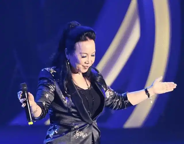 1979年与交往七年的鼓手张天白结婚但是这段婚姻维