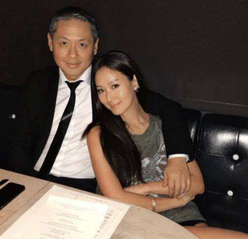 她13岁因长得漂亮被富豪看中,被老公狂追6年才娶