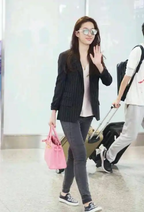 刘亦菲走机场露腰了!穿白t牛仔裤扬长避短,但拍完立马穿外套!