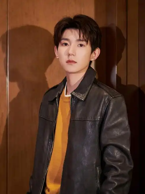 王源黑色皮衣酷帅写真图片15