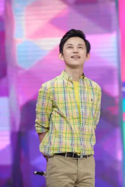 李咏20年前凭借《幸运52》一夜爆红,何炅《快乐大本营》却刚起步