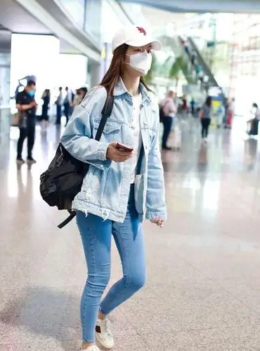 女演员文咏珊现身机场,穿破洞牛仔夹克紧身牛仔裤,清新爽朗