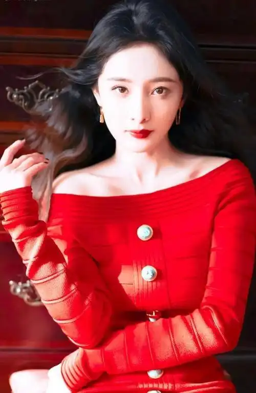 杨幂身穿红色紧身短裙,出现在gq盛典红毯上,不愧为时尚女王