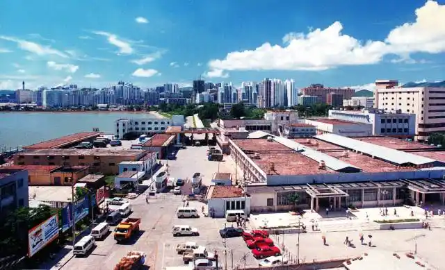 80年代的珠海拱北口岸原联检楼.