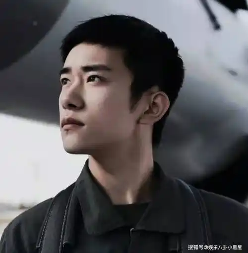 原创易烊千玺寸头照片也太帅了吧果然寸头是检验颜值的最后手段