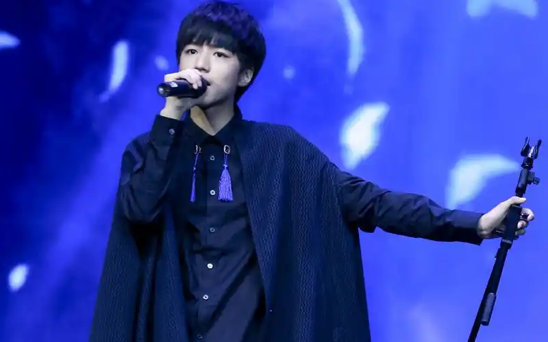 舞台上的王俊凯深情献唱高清电脑壁纸