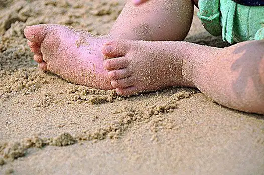 玩耍小男孩图片