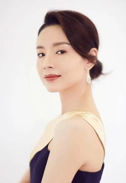 董洁直播反穿瑜伽裤?网友:半老徐娘风韵不在!