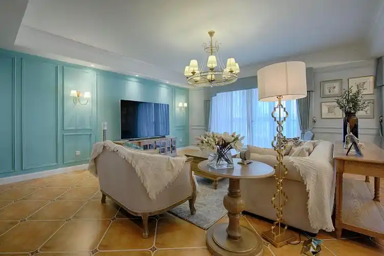 客厅墙漆也是薄荷绿,电视背景墙显著美式