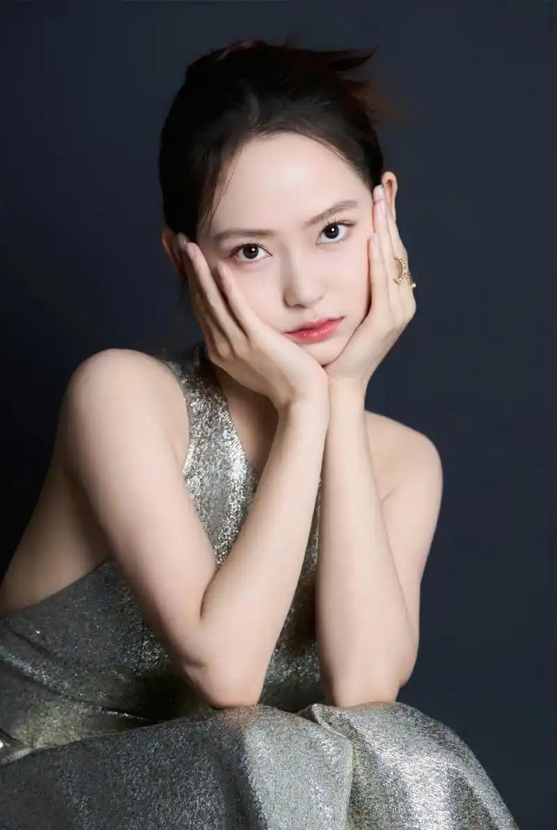 陈雨锶# 一袭银色闪光长裙,甜美清纯的容颜,水嫩白皙的肌肤,窈窕旅铑