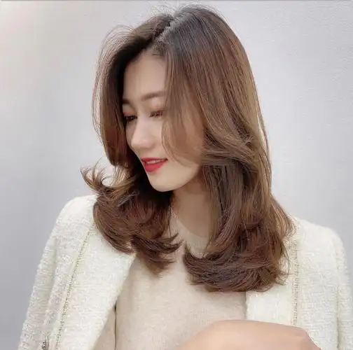 上直下卷的发尾烫还 是一款不老气的烫发 ,披肩长发在肩膀以下的位置