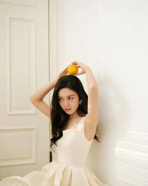 赵今麦白色丝袜裙造型照来了!谁不想看到美女呢?_台词_极品_风格