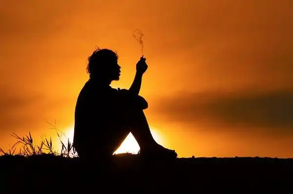 印度尼西亚的摄影师irving lubis(又名pink sword)在夕阳昏黄的光线下