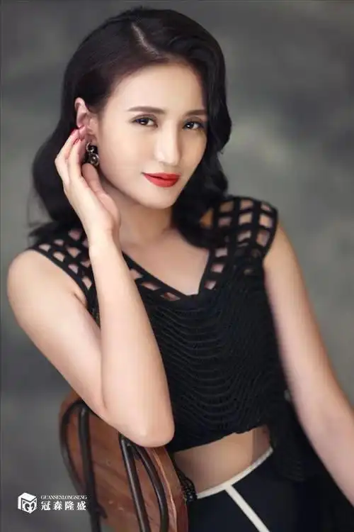 重磅重庆冠森隆盛木门成功签约影星万美汐为品牌代言人