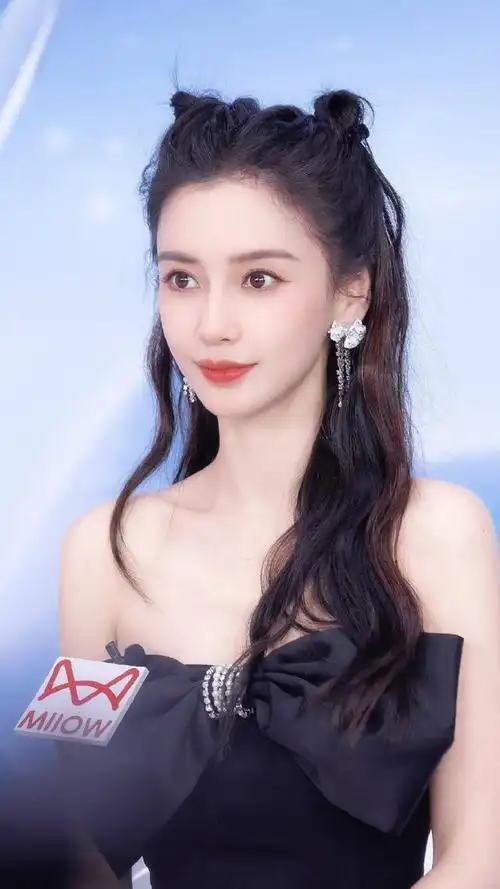 杨颖猫耳发型引发关注!黑色蝴蝶结抹胸搭配不规则半裙,少女气息浓郁