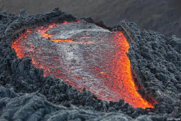 这次爆发造成了57人死亡,数十亿美元的经济损失和对当地环境的极大