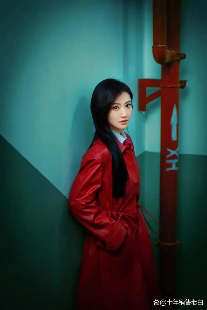 景甜高清写真分享,红色风衣 职业装,英气十足
