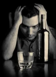 喝酒的男人图片