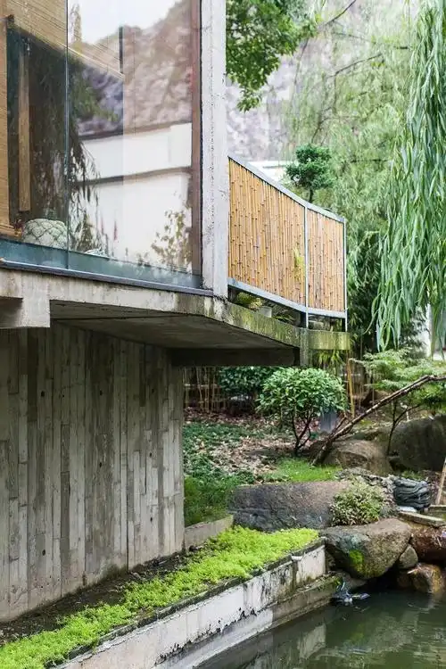 茶室边上有一池塘,池塘略小,在其周边用青石子铺设枯山作为水景的