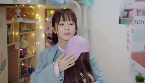 亲爱的热爱的:小艾看似外表坚强,她自己涂药的样子让人心疼