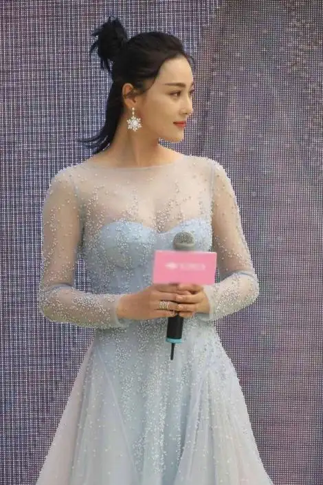 张馨予拍摄写真,穿着大胆秀事业线,因身份被吐槽穿着不得体