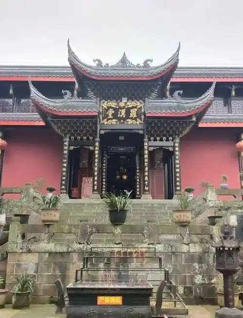 御题"报国寺"匾额,是峨眉山入山的第一座寺庙,也是游峨眉山的起点