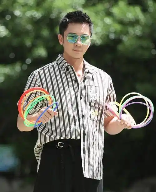 李晨分手后变化巨大,"瘦削脸"帅出新高,已成中版权志龙_形象_发型