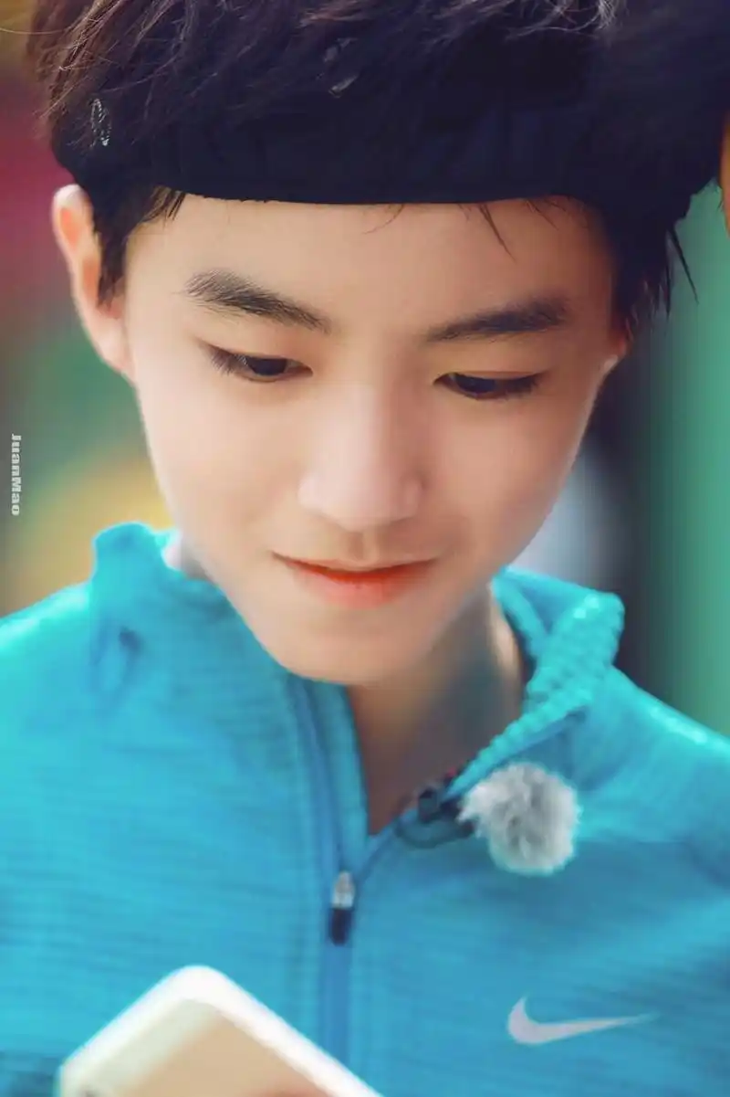 王俊凯这组图软萌软萌的,太可爱了