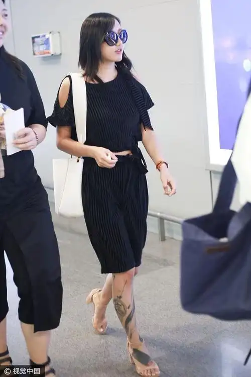 图片来源:视觉中国i/视觉中国陈粒小腿上的纹身十分有特色.