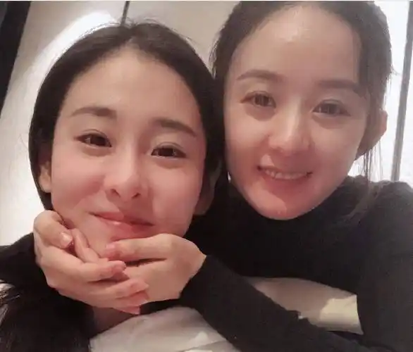 原创张碧晨孕肚6个月旧照曝光,赚奶粉钱让人心疼,好在有赵丽颖陪伴