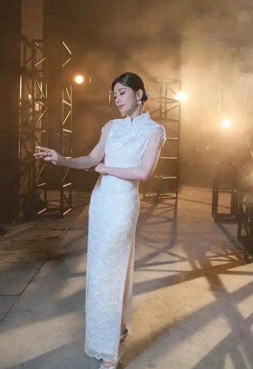 贾静雯晒全家游玩照,淡蓝衬衫显年轻活力,48岁竟然这么美|旗袍|内搭