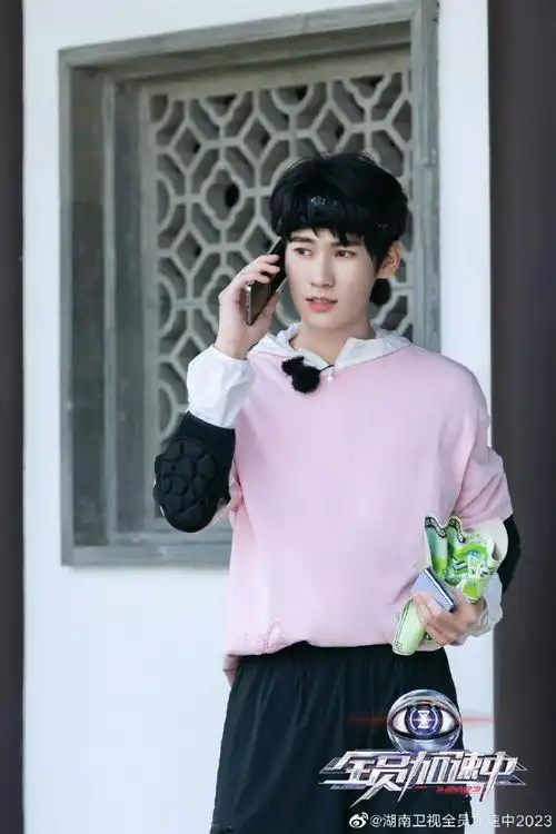 张真源粉色短袖发带剧照##刘耀文张真源在和谁打电话