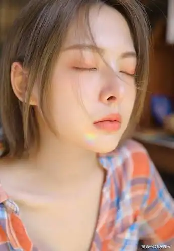 性感美女时尚写真阳光下的短发小姐姐漂亮脸蛋清纯甜美迷人