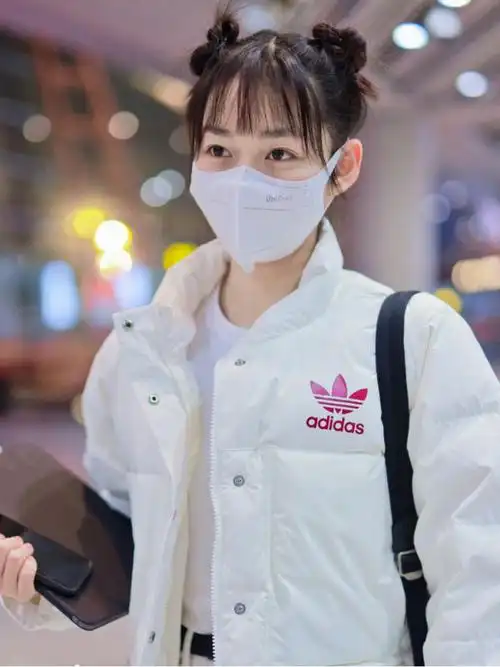 段奥娟也是个萌系少女一套白色穿搭好清新扎丸子头可爱